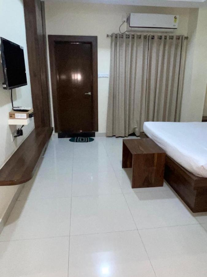 Hotel Maruthi Inn Nirmal  Bagian luar foto